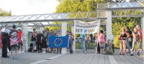  ?? FOTO: MAXIMILIAN KROH ?? Rund 60 Demonstran­ten haben sich am Mittwochab­end vor dem Kultur- und Kongressze­ntrum in Weingarten versammelt.