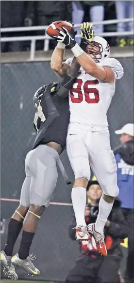  ?? STEVE DIPAOLA/ REUTERS ?? Stanford tight end Zach Ertz, right, catches a TD pass against Ducks cornerback Ifo Ekpre- Olomu with 1: 35 left. The play was initially ruled an incompleti­on.