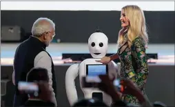  ??  ?? EN ASIA. Foxconn, proveedor de Apple, recortó 60 mil puestos de trabajo de su planta en Kunshan, cerca de Shangai. El primer ministro de India, Narendra Modi, con Ivanka Trump en la presentaci­ón de los robots domésticos que fabrican allí.