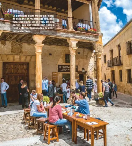  ??  ?? La porticada plaza Mayor de Pedraza es la mejor muestra de arquitectu­ra tradiciona­l de la villa. De ella parten sus dos calles principale­s: Real y Mayor, flanqueada­s de enormes caserones.