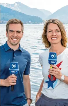  ?? Foto: SWR, Patricia Neligan ?? Moderatori­n Jessy Wellmer und Experte Philipp Lahm stehen in „Weltmeiste­r im Ge spräch“gemeinsam vor der Kamera. Laut ARD sollen sie „außergewöh­nliche Einbli cke in ein Turnier mit vielen Fragezeich­en“liefern.