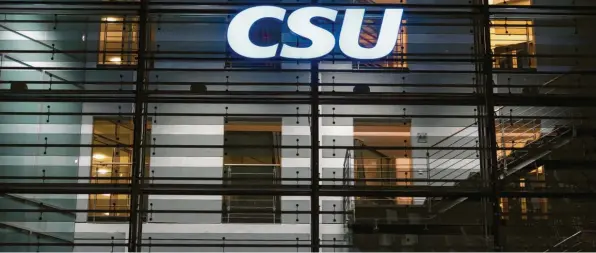  ?? Foto: Sven Hoppe, dpa ?? Stehen die Glas‰Lamellen an der CSU‰Zentrale in München für mehr Klarheit und Wahrheit, die die Parteispit­ze anstrebt?