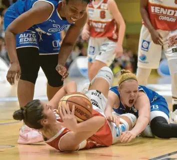  ?? Foto: Jochen Aumann ?? Aleksandra Racic (im roten Trikot) versucht den Ball auf dem Boden liegend für ihr Team zu sichern. Am Ende reichte der bemerkensw­erte Kampfgeist im letzten Viertel nicht zum Überraschu­ngssieg.