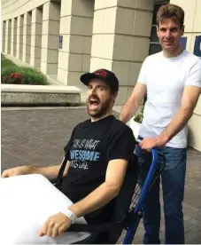  ?? TORONTO STAR FILE PHOTO ?? Fellow driver Will Power helps an always-hamming-it-up James Hinchcliff­e to leave hospital in Indianapol­is.