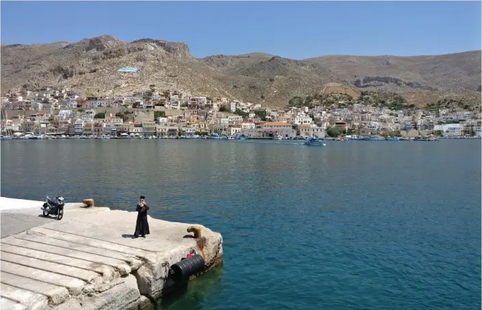  ??  ?? Vissa öar ser öluffaren enbart från färjan. På kajen i Pothia, huvudort på Kalymnos, vinkar barnen till den motorcykel­burna ortodoxa prästen.