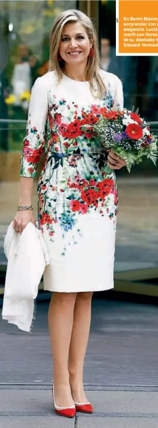  ??  ?? En Berlín Máxima volvió a sorprender con su sencilla elegancia. Lució un vestido marfil con flores en el centro, de su diseñador fetiche, el belga Edouard Vermoulen, de Natan.