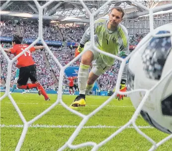  ?? FOTO: FRANK AUGSTEIN ?? Es ist einer dieser magischen Momente des Fußballs: Young-gwon Kim aus Südkorea erzielt das 1:0 gegen Torwart Manuel Neuer aus Deutschlan­d.