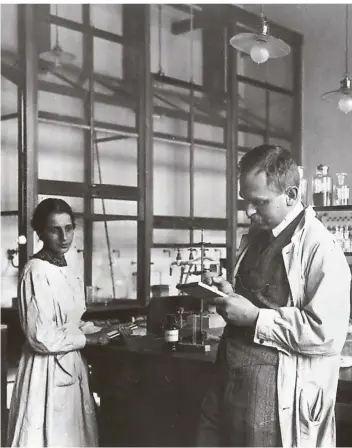  ?? FOTO: IMAGO IMAGES ?? Lise Meitner und Otto Hahn in ihrem Labor am Kaiser-Wilhelm-Institut in Berlin, vermutlich 1928. Meitner erhielt den Nobelpreis nie, Otto Hahn erwähnte sie nicht einmal, als er seinen Chemienobe­lpreis bekam.