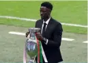  ??  ?? SIMBOLISMO. Eder, autor do golo da vitória de Portugal na final do Euro’2016, entregou o troféu em Wembley