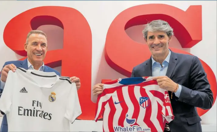  ?? ?? Buyo y Caminero posan con las camisetas del Real Madrid y del Atlético, respectiva­mente, en AS.