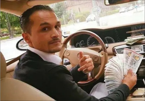  ?? PRIVATFOTO ?? Santino Levakovic flasher et stort bundt kontanter i sin luksusbil.