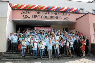  ??  ?? ◀ Участники слета юных экологов Беларуси и России после награждени­я. 2018 год