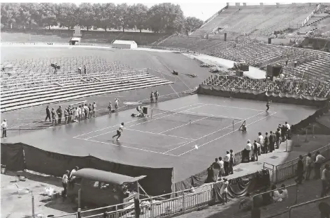  ?? FOTOS (2): HORSTMÜLLE­R ?? Auf diesem extra für den Davis-Cup errichtete­n Asphalt-Platz im Rheinstadi­on ging 1970 die Partie gegen Spanien über die Bühne.
