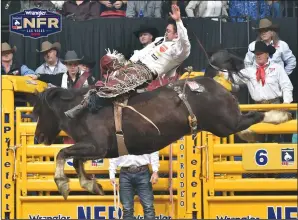  ?? DAN HUBBELL/PRCA PRORODEO ?? Clayton Biglow of Clements ties his own arena record with 93 points in bareback bronc riding in Las Vegas on Saturday.