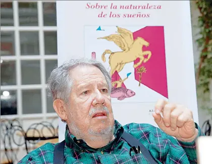  ??  ?? ‘‘El libro es el resultado de lo que he pensado sobre los sueños: cómo funcionan, qué naturaleza tienen. Deriva de la tesis que hice cuando fui estudiante de filosofía sobre la imaginació­n”, explica Hugo Hiriart (Ciudad de México, 1942) en entrevista...