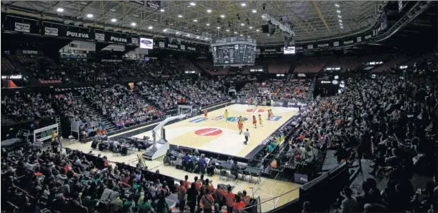  ??  ?? CALDERA TARONJA. La Fonteta también registra un gran ambiente en los partidos que el Valencia Basket femenino juega como local.