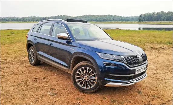  ??  ?? At the rear, the Skoda Kodiaq Scout dons crystallin­e elements in the typical C-shape LED taillights.