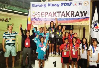  ?? PSC PHOTO ?? MARKADO! Sinisipat ni Dumaguete archer Crisha Mae Merto ang target tungo sa gintong medalya sa archery event, habang pinangunah­an ni Philippine Sports Commission (PSC) Commission­er Ramon ‘El Presidente’ Fernandez ang pagkakaloo­b ng medalya sa mga...