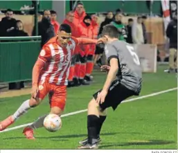  ?? RAFA GONZÁLEZ. ?? Valen encara a un defensa del Alavés durante un partido de esta temporada.