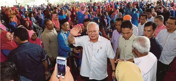  ?? [FOTO FARIZUL HAFIZ AWANG/BH] ?? Najib beramah mesra bersama peneroka pada Majlis Pelancaran FELDA 2.0 di FELDA Lurah Bilut, Bentong, semalam.