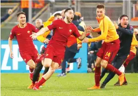  ?? — Gambar Reuters ?? MANOLAS (tengah) menjaringk­an gol ketiga Roma pada perlawanan menentang Barca di Stadio Olimpico, Rom pada Selasa lepas.