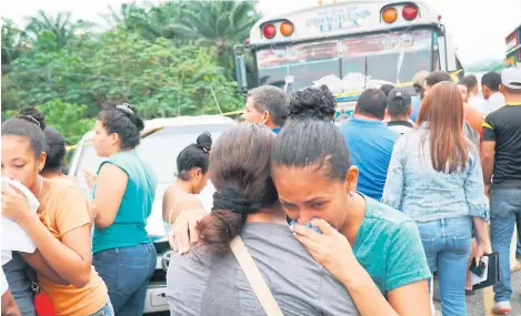  ??  ?? DRAMA. Familiares de las víctimas llegaron la escena y lamentaron el triple homicidio de personas inocentes.