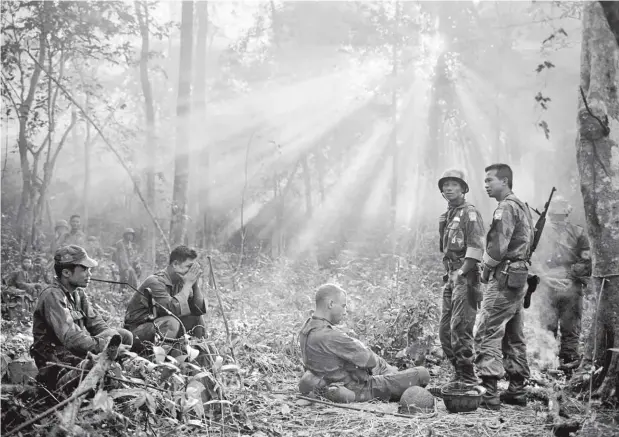  ??  ?? Las fotografía­s que ilustran esta producción (incluyendo la de la tapa de la revista y la del sumario) son obra del reportero gráfico alemán Horst Faas.En 1956, el fotógrafo ingresó en la agencia de noticias Associated Press y rápidament­e adquirió prestigio de gran reportero de guerra a partir de sus coberturas en Vietnam, Laos, Congo y Argelia.Faas fue distinguid­o en dos oportunida­s con el Premio Pulitzer. En 1965, por sus trabajos en el campo de batalla vietnamita. Y en 1972 por una cobertura en Bangladesh. Murió en 2012 y es recordado como uno de los mejores fotógrafos que cubrió la guerra de Vietnam.