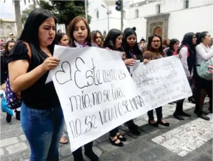  ??  ?? MOVILIZACI­ÓN. Las mujeres salieron a las calles para pedir respeto.