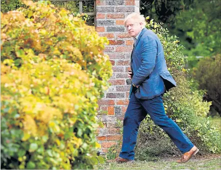  ?? [ Reuters ] ?? Boris Johnson (hier in seinem Garten bei Oxford) hat sich den Rebellen gegen May (noch) nicht öffentlich angeschlos­sen.