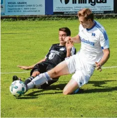  ?? Foto: Reinhold Radloff ?? Vollen Einsatz zeigten trotz der Hitze der TSV Bobingen (in Schwarz) und Erkheim am Wiesenhang. Für die Di Santo Schützling­e hat er sich gelohnt.