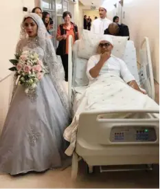  ?? PAGE MELOCARES FACEBOOK ?? DESPITE being attacked during an armed robbery, Muneer Hercules went ahead with his nikkah to Maryam Kallie from his hospital bed. |