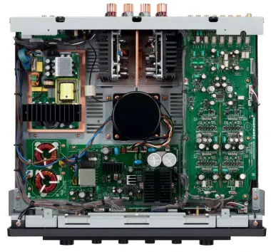  ??  ?? Etwas unerwartet haben wir es beim Marantz Model 30 mit einem Class-d-verstärker zu tun. Die Vorstufe rechts bietet einen recht klassische­n Transistor­parcour. In der Mitte sitzt der Trafo. Links wird die Kraft
aufbereite­t, direkt an den Klemmen in der Mitte sitzen die zwei Class-d-endstufen.