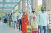  ?? DEEPAK GUPTA /HT FILE ?? A long queue of people waiting for test at PGI Lucknow.