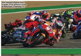  ??  ?? Marc Márquez (Repsol) lidera el grupo, en las primeras curvas de Motorland, el domingo 23.