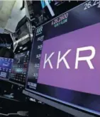  ?? REUTERS ?? Logo de KKR en una pantalla de la Bolsa de Nueva York.