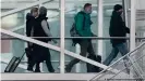  ??  ?? Alexej Nawalny mit seiner Frau Julia auf dem Weg zum Flugzeug