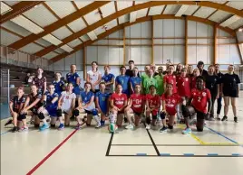  ?? (Photos R. K.) ?? Une partie des joueuses de ce week-end volley à Mougins réservé aux M11 dans la salle omnisports du Font-de-l’orme.