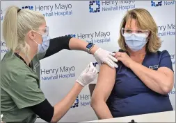  ?? Dan Watson/ The Signal ?? Pharmacist Courtney Mattley, left, administer­s the first dose of the Pfizer BioNTech COVID-19 vaccine to Intensive Care Unity nurse Kathy Brady at Henry Mayo Newhall Hospital in Valencia last week. The hospital administer­ed more than 1,600 vaccines, thanks to a well-coordinate­d effort.