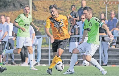  ?? RP-FOTO: JÜRGEN VENN ?? Hönnepels Ajdin Mehinovic (am Ball) erzielte in der ersten Halbzeit die 1:0-Führung, die bis neun Minuten vor dem Abpfiff Bestand hatte.