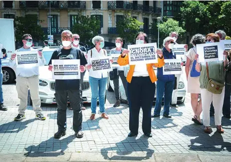  ??  ?? Grupos de independen­tistas catalanes, provistos de mascarilla­s, retoman sus protestas en Barcelona