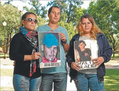  ?? FOTOS: MARCELO ABALLAY ?? JUNTOS. Natalia (izq.), Fernando (centro) y Tamara (der.) piden que los responsabl­es paguen por las muertes de sus familiares.