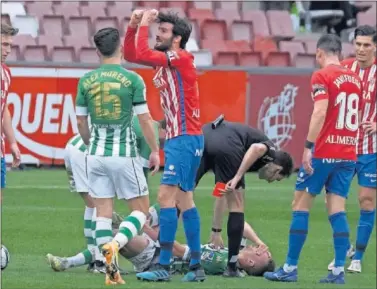  ??  ?? Marc Valiente protesta por la roja que vio por una fuerte entrada sobre Canales, que se duele en el césped.