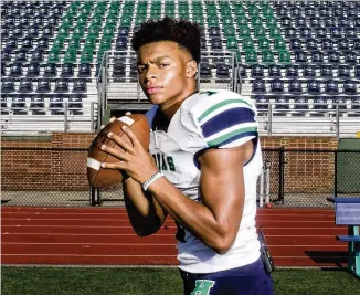  ?? CHAD RHYM/ CHAD.RHYM@AJC.COM ?? Harrison High QB Justin Fields is the nation’s No. 2 overall prospect for 2018.