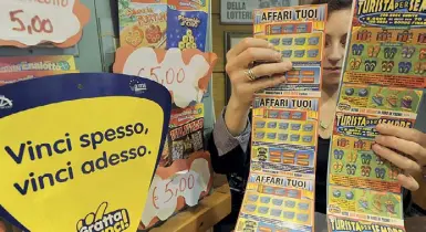  ??  ?? Lotterie istantanee Una ricevitori­a con alcuni dei biglietti «Gratta e Vinci» in commercio