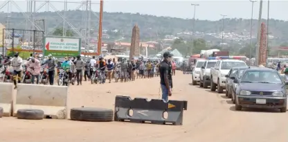  ??  ?? Screening of motorists, cyclists and passersby by health officials to prevent the spread of COVID-19 at the boundary between FCT and Nasarawa State, along the Abuja/Keffi expressway