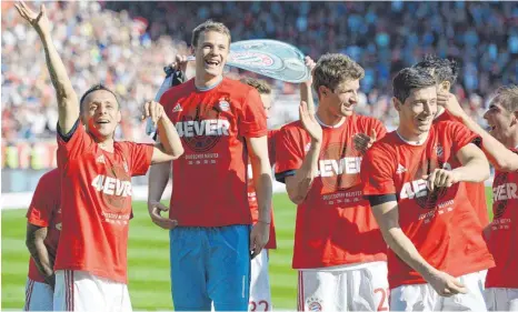  ?? FOTO: DPA ?? Die Viermalige­n vom FC Bayern ( v. li.): Rafinha, Manuel Neuer, Thomas Müller, Robert Lewandowsk­i und Philipp Lahm feiern den Gewinn der Deutschen Meistersch­aft.