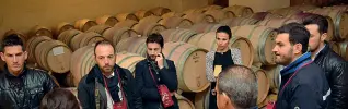  ??  ?? Una delle visite organizzat­e dal Movimento turismo del vino nelle cantine pugliesi Cantine aperte a Natale riscuote sempre molti consensi