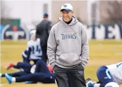  ?? MARK HUMPHREY/ASSOCIATED PRESS ?? Titans defensive coordinato­r Dick LeBeau, who will go up against Patriots coach Bill Belichick on Saturday, monitors practice Wednesday.