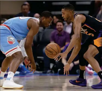  ?? ASSOCIATED PRESS ?? PHOENIX SUNS FORWARD MIKAL BRIDGES (RIGHT) steals the ball from Sacramento Kings forward Harrison Barnes during the first half of Sunday’s game in Sacramento, Calif.