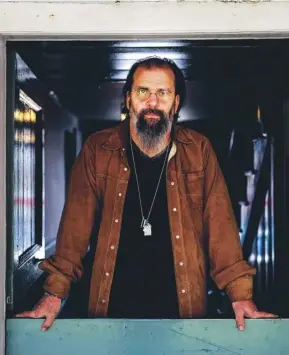  ??  ?? Steve Earle has worked with the likes of Willie Nelson and Waylon Jennings